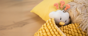 Lenabo FAQ Banner mit Lenabie Kuscheltier in ruhiger, gemütlicher Umgebung – Symbolbild für Kundenservice, Fragen und Antworten rund um den Lenabo Smart Speaker, Lenabie Charaktere und Pflegehinweise, Produktsicherheit, Starter Kits, Bestellung, Nutzung, Altersstufen ab Geburt und personalisierte Audioinhalte im Lenabo Online Shop.